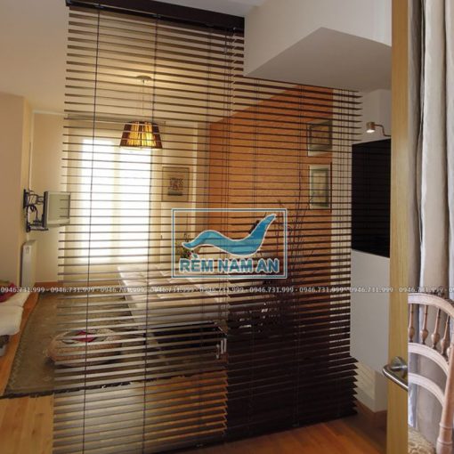 Rèm gỗ ngăn chia phòng khách và phòng ngủ